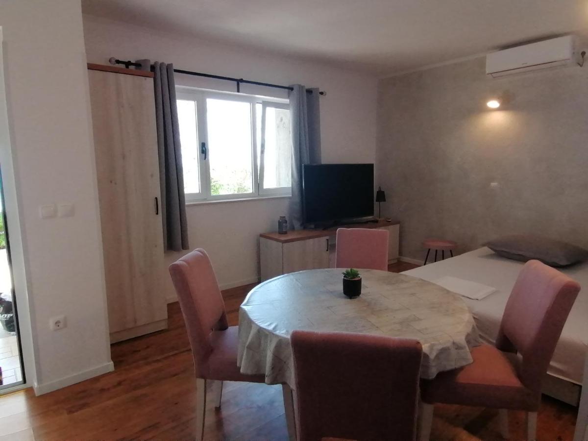 Apartmani Mares - 20 M From The Beach Brela Ruang foto